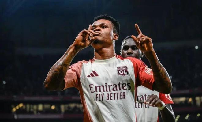 任何一名具 任何一名具